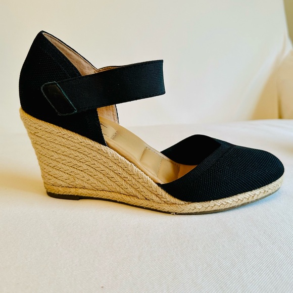 Black espadrille wedges with natural jute rope trim, cushioned soles - Picture 3 of 9